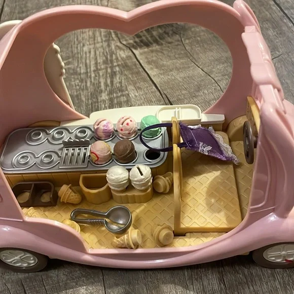 Calico Critter Happy Ice Cream Wagon with Critter Figures - Picture 5 of 5